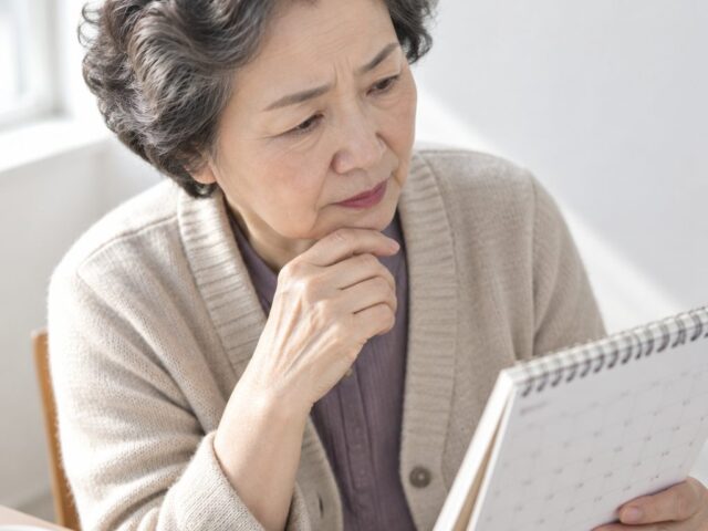 달력을 든 채 옆으로 돌아앉은 어르신