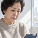 교통카드 케이스를 내려다보는 어르신