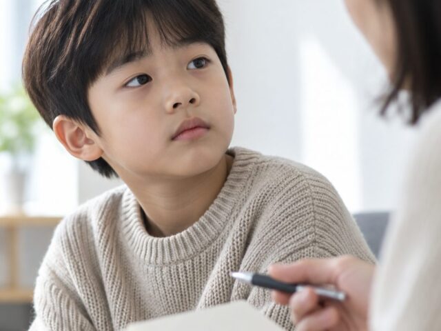 메모지를 들고 말을 듣는 30대 손주