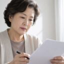 종이를 손에 들고 내려다보는 어르신